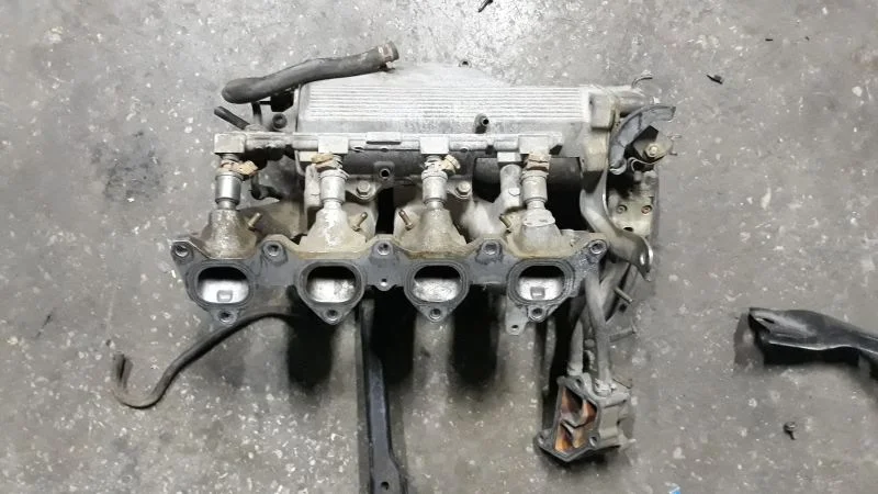 1995-1998 Toyota Corolla Çıkma 1,6 Benzinli Emme Manifoltu