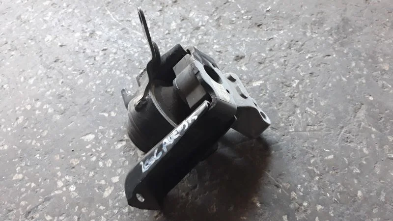 2004-2007 Toyota Avensis Çıkma Sağ Yaglı Motor Kulağı